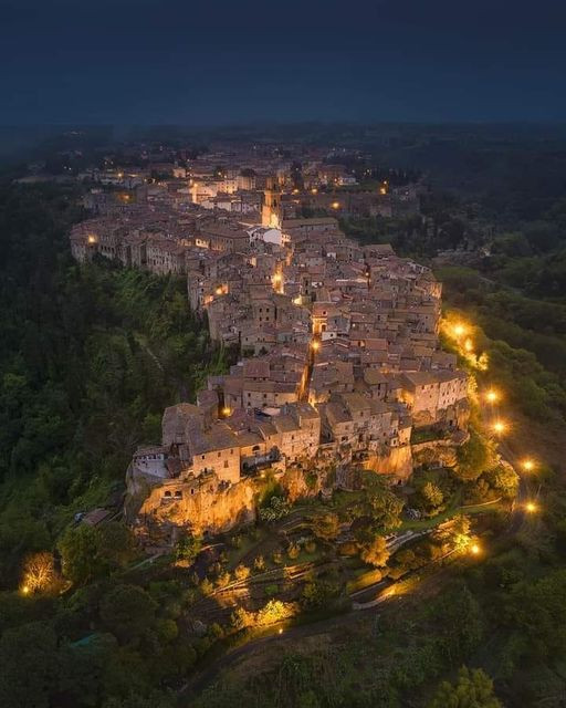 Pitigliano, Italy.jpg